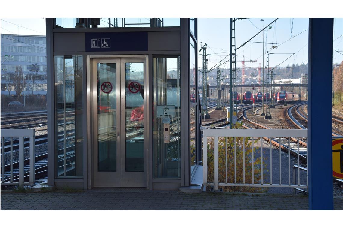 Mann rastet wegen kaputten Fahrstuhls aus Ein Monteur sollte einen Fahrstuhl an einem Bahnhof reparieren (Symbolbild).