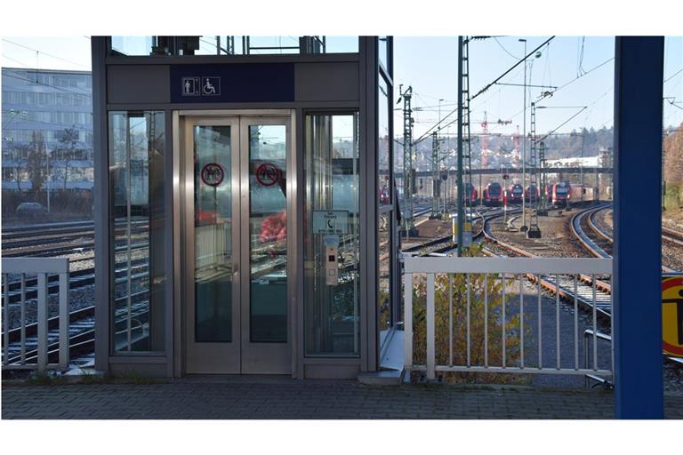 Ein Monteur sollte einen Fahrstuhl an einem Bahnhof reparieren (Symbolbild).