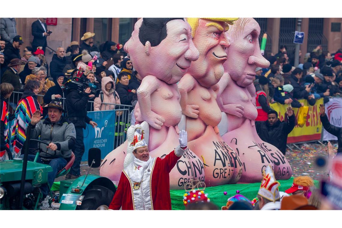 Ein Motivwagen mit nackten Trump, Putin und Xi Figuren beim Fastnachtsumzug in Frankfurt.