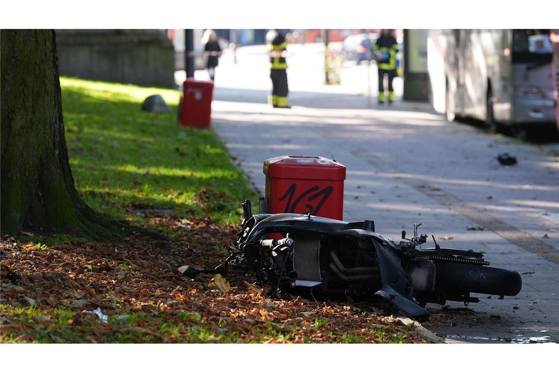 Weniger Verkehrstote und Unfälle auf deutschen Straßen Ein Motorradfahrer ist mit einem Autofahrer zusammengestoßen. Ein Notarzt musste den verletzten Motorradfahrer versorgen. (Archivbild)