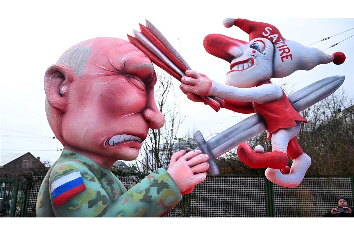 Ein Mottowagen auf dem Putin die Düsseldorfer Karnevalsfigur Hoppeditz aufspießt, fährt aus der Wagenbauhalle in Köln.