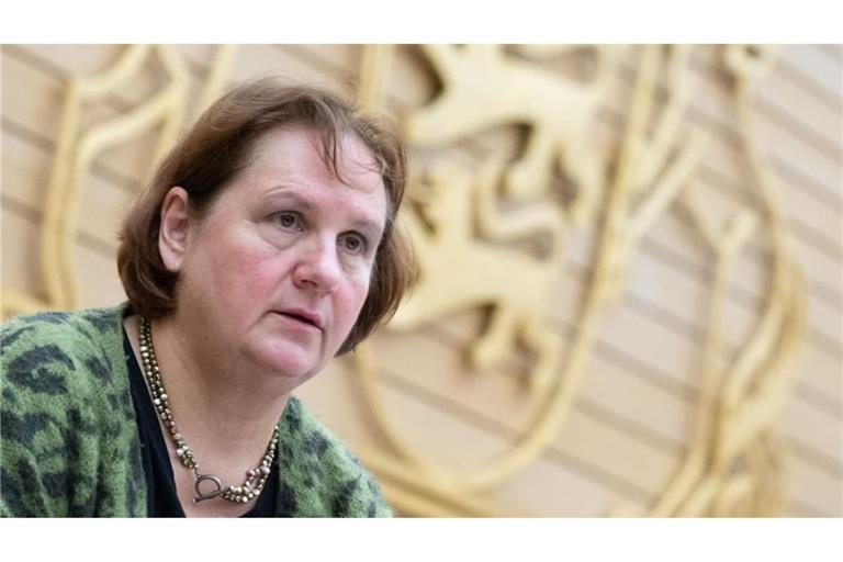 Ein mutmaßlich verschwenderischer Umgangs mit Steuergeldern am Landesmedienzentrum beschäftigt seit Wochen Politik und Justiz im Land. Unter Druck steht zusehends auch die ehemalige Kultusministerin.