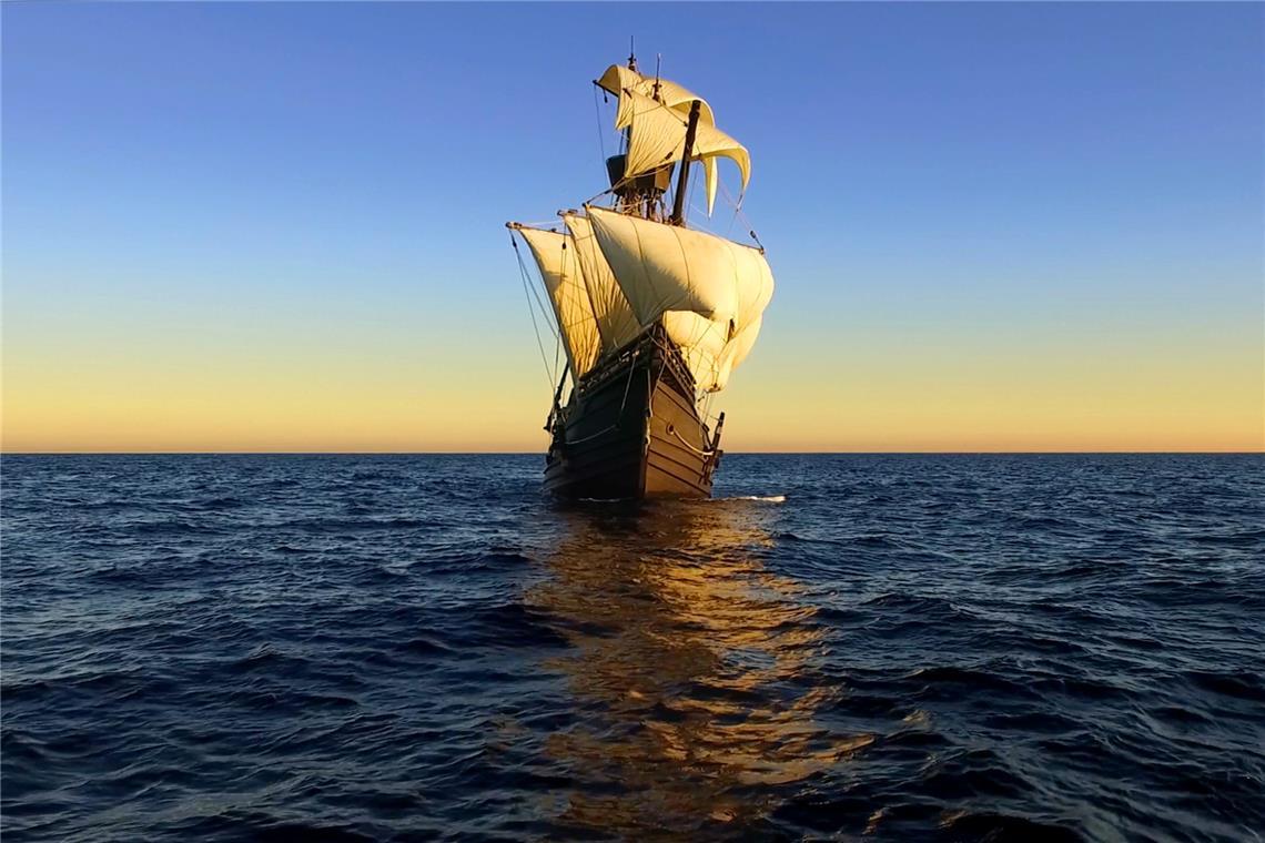 Das letzte Schiff der Magellan-Expedition kehrt nach Spanien zurück Ein Nachbau des Flaggschiffs "Victoria" des spanischen Seefahrers Ferdinand Magellan auf hoher See.