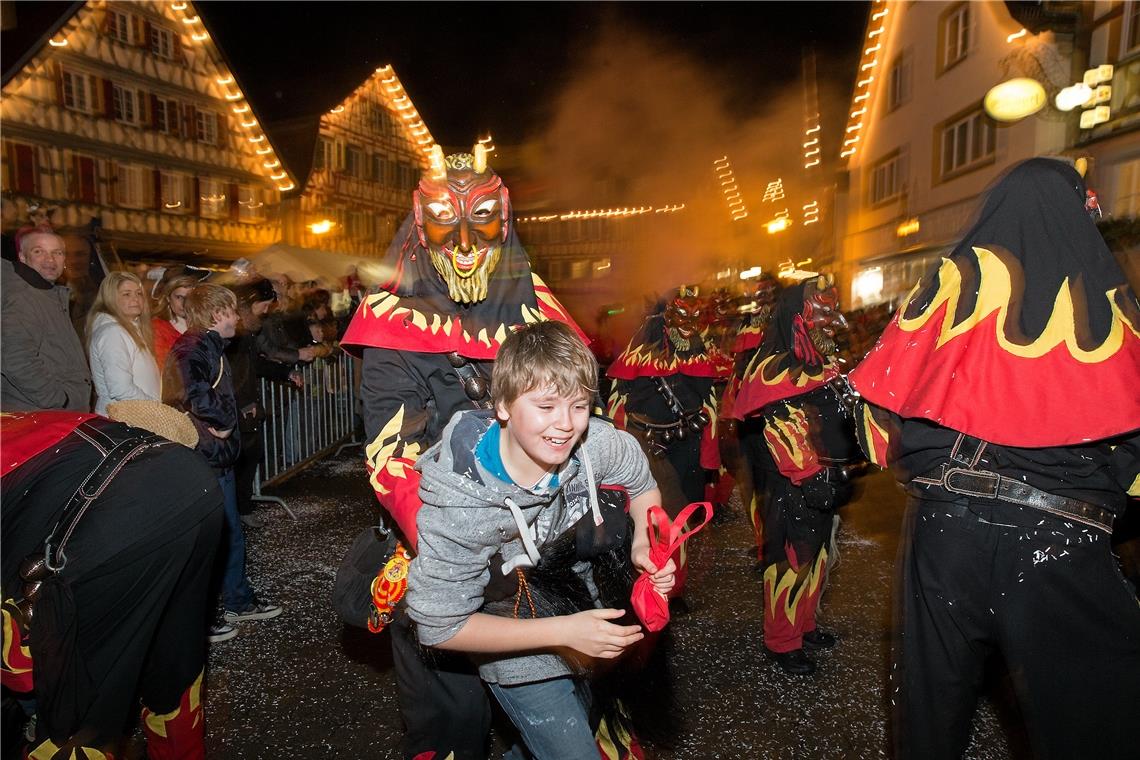 Murrhardter Nachtumzug ist abgesagt Ein Nachtumzug ist in der aktuellen Situation nicht denkbar, die Rahmenbedingungen in der Altstadt sind nicht nur zu schwierig, auch lebt das Event letztlich durch das Zusammenspiel von Narren und Besuchern und dies ist in einer Zeit der Notwendigkeit, enge Kontakte zu beschränken, keine Option. Archivfoto: J. Fiedler