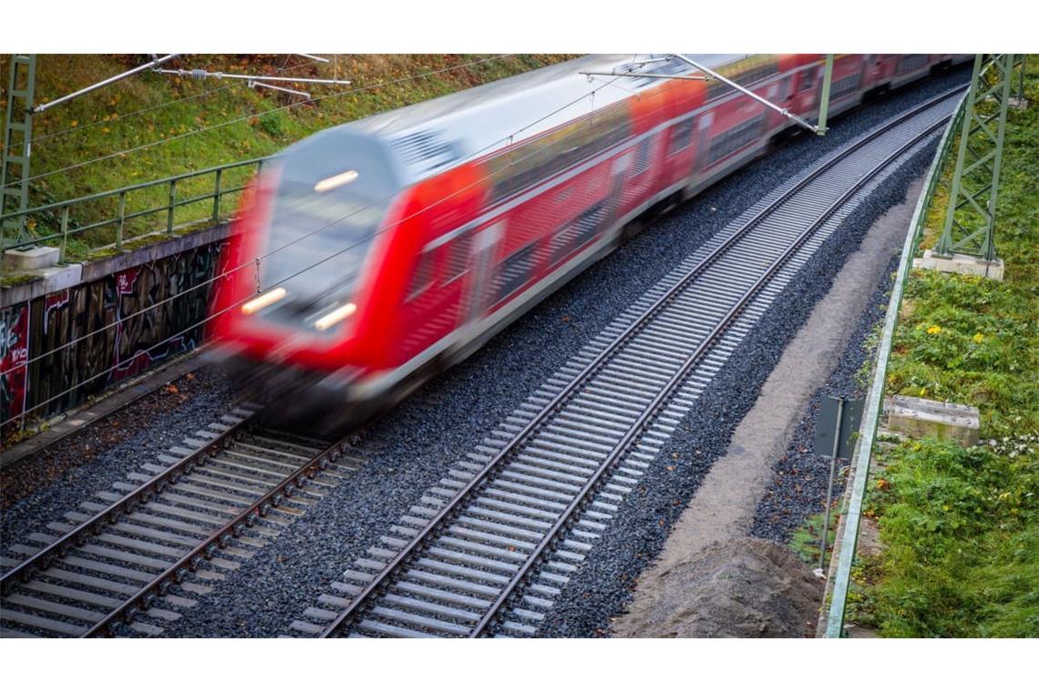 Ein Nahverkehrszug fährt über die neu gebaute Bahnstrecke zum Schweriner Hauptbahnhof.