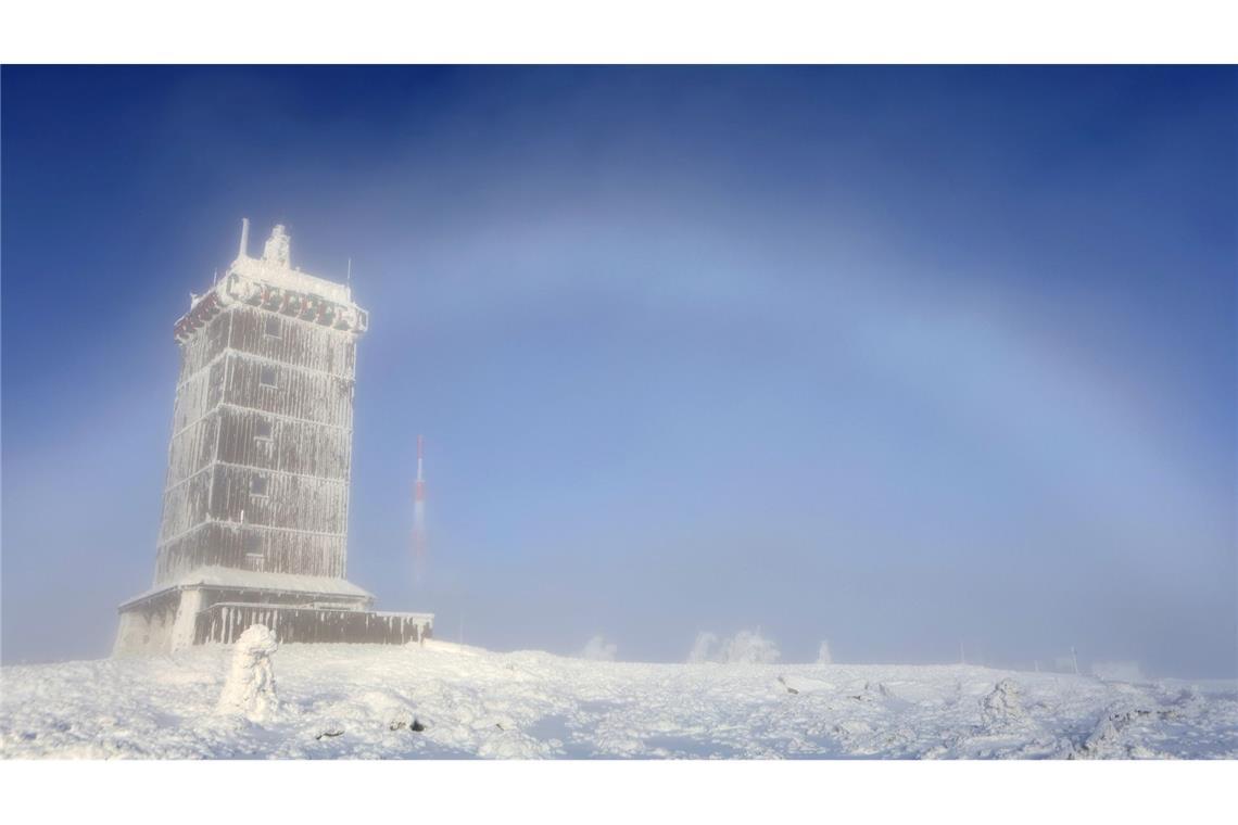 Ein Nebelbogen bildet sich hinter der Wetterwarte auf dem Brocken.