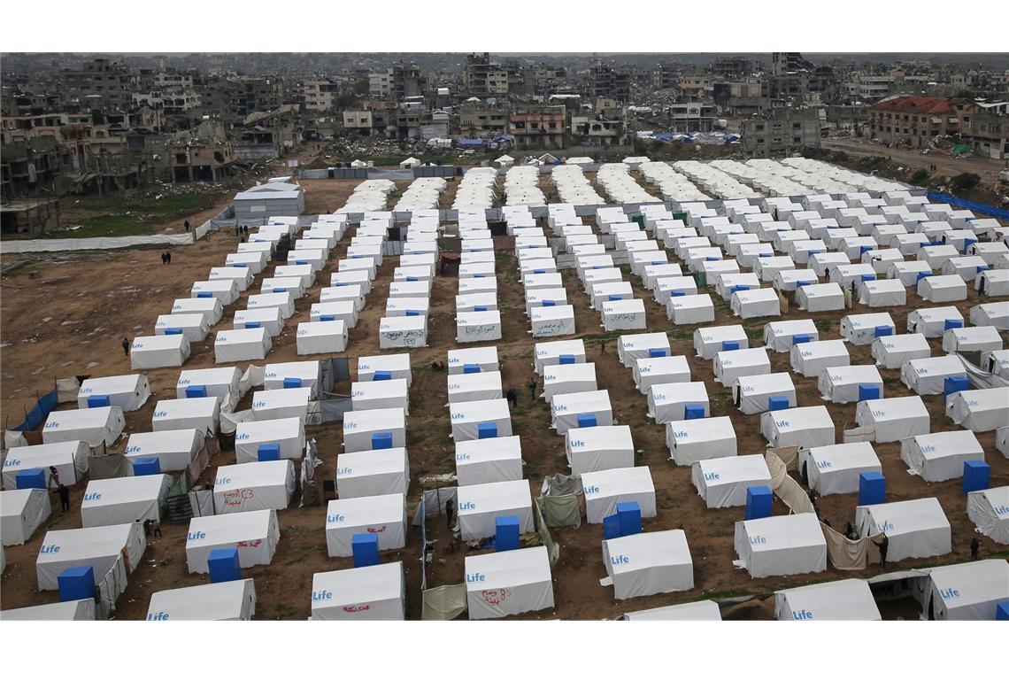 Bilder des Tages Ein neu errichtetes Zeltlager für vertriebene Palästinenser in Gaza-Stadt.