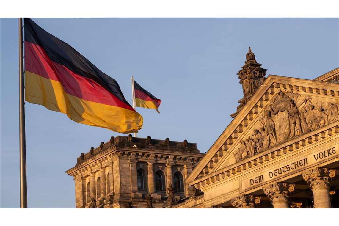 Bundestag sortiert sich neu Ein neuer Bundestag ist gewählt, aber der alte tritt noch einmal in Aktion.