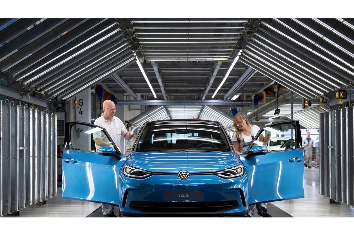 Autoreparatur-Studie: Neue Ersatzteile schlecht fürs Klima Ein neuer VW ID.3 im Volkswagen-Werk Zwickau. Für ihre Berechnung der CO2-Emissionen bei der Reparatur von Unfallwagen legten die Studienautoren den Einbau einer neuen Vordertür des Elektroautos zugrunde.