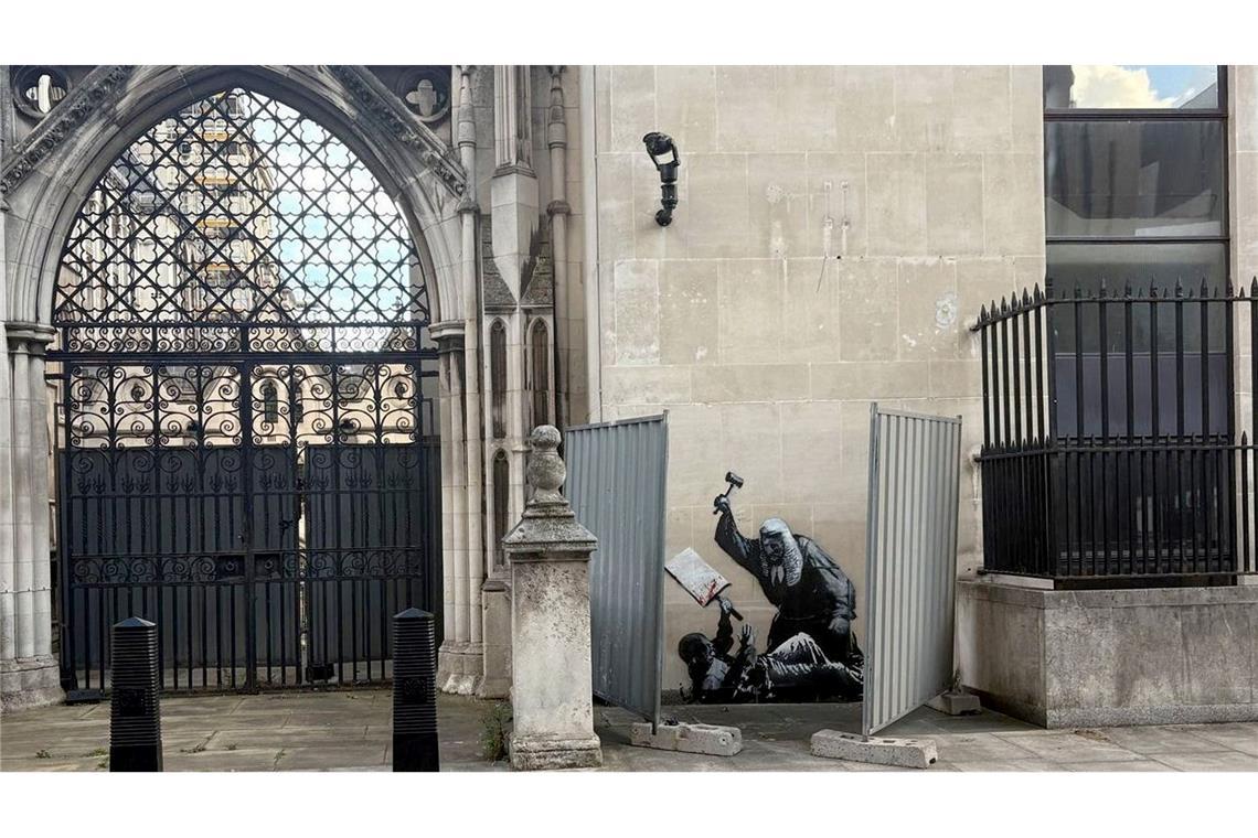 Ein neues Kunstwerk des Straßenkünstlers Banksy ist an der Fassade des Royal Courts of Justice in London zu sehen und zeigt einen Richter, der einen Demonstranten mit einem Hammer schlägt.