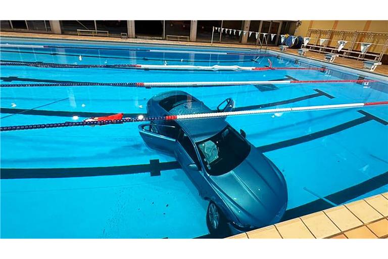 Ein nicht alltäglicher Anblick: Das Auto im großen Schwimmbecken.