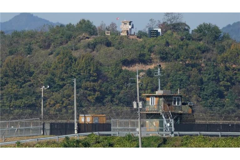 Ein nordkoreanischer Militärposten (oben) und ein südkoreanischer Posten (unten) sind nahe der Grenze zu Nordkorea zu sehen.