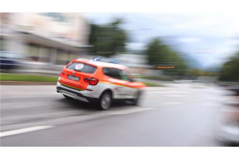 Ein Notarzt des Rettungsdienstes fährt durch die Innenstadt .