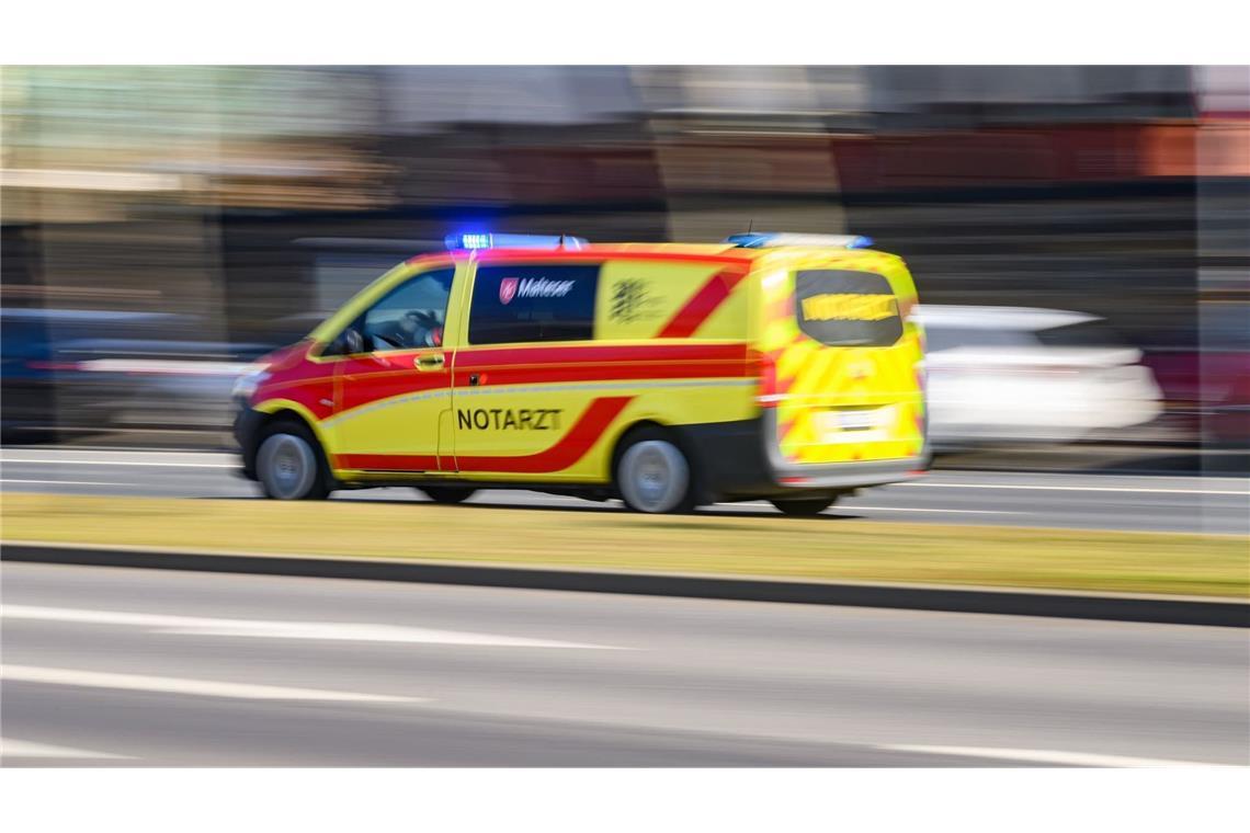 Ein Notarztwagen der Malteser fährt mit Blaulicht zum Einsatz. (Aufnahme mit langer Belichtungszeit) (zu dpa: «Notlandung missglückt: Kleinflugzeug überschlägt sich»)