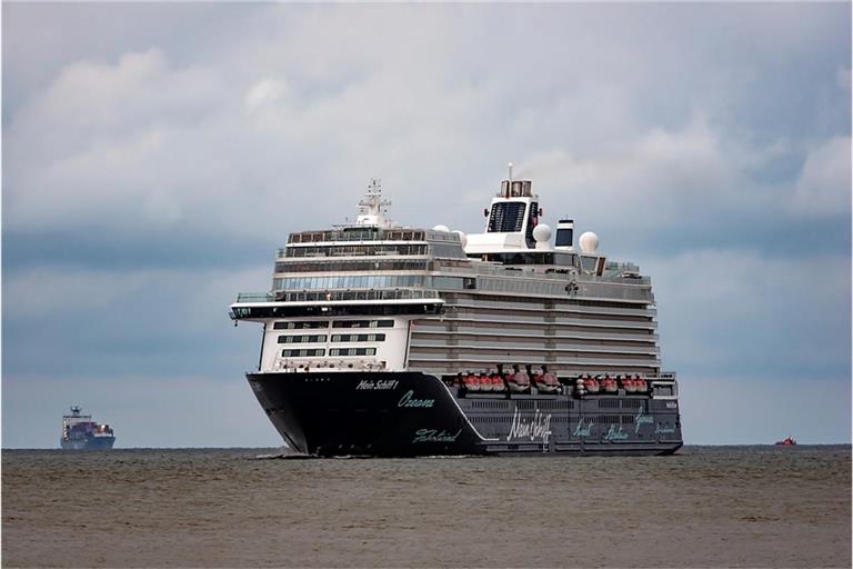 Ein Notfall an Bord der Mein Schiff 1 führte zu einer Kursänderung. Erfahren Sie, was passiert ist und welche Maßnahmen getroffen wurden.