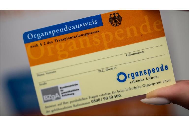 Ein Organspende-Ausweis dokumentiert die Entscheidung. (Archivbild)
