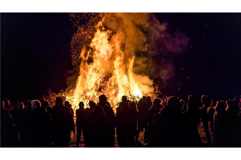 Ein Osterfeuer erhellt die Nacht. (Archivbild)