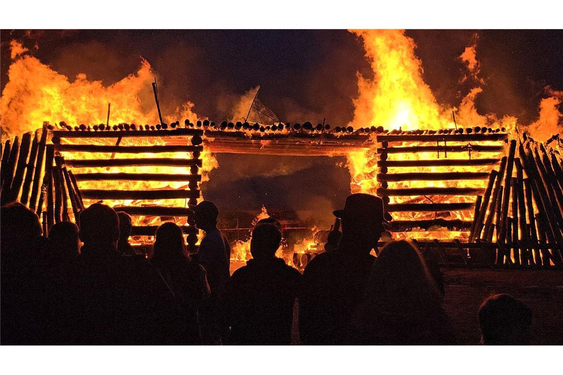 Bilder des Tages Ein Osterfeuer in Form einer Brücke brennt in Kloster Lehnin im Ortsteil Trechwitz.