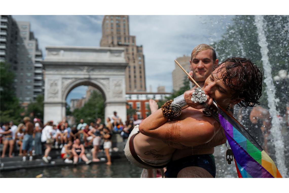 Bilder des Tages Ein Paar im Brunnen des Washington Square Park in New York nach dem NYC Pride March.