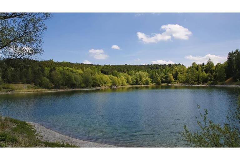 Ein Pärchen hat in einem Baggersee in Offenburg für einen Polizeieinsatz gesorgt. Mehrere Badegäste fühlten sich durch ihr öffentliches Liebesspiel gestört (Symbolfoto).