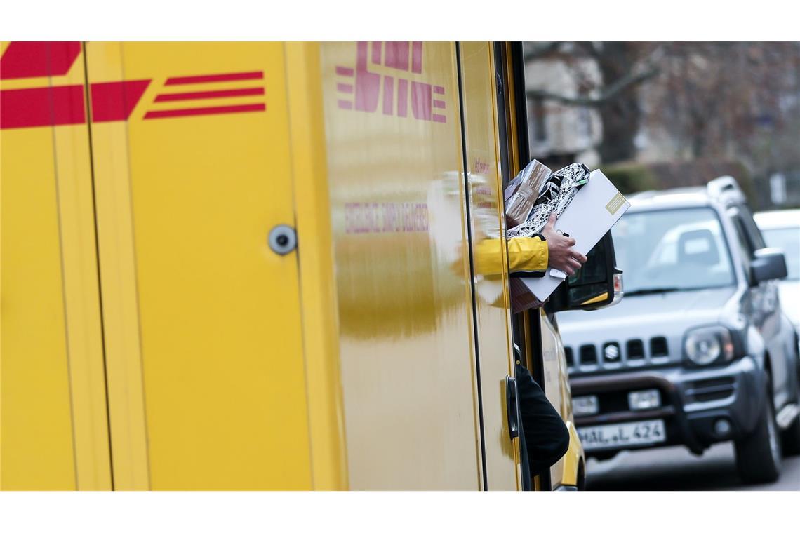 Anzahl der Post-Beschwerden steigt auf Höchstwert Ein Paketbote liefert Pakete aus - mancherorts waren Bundesbürger verärgert über die Qualität der Zustellung.