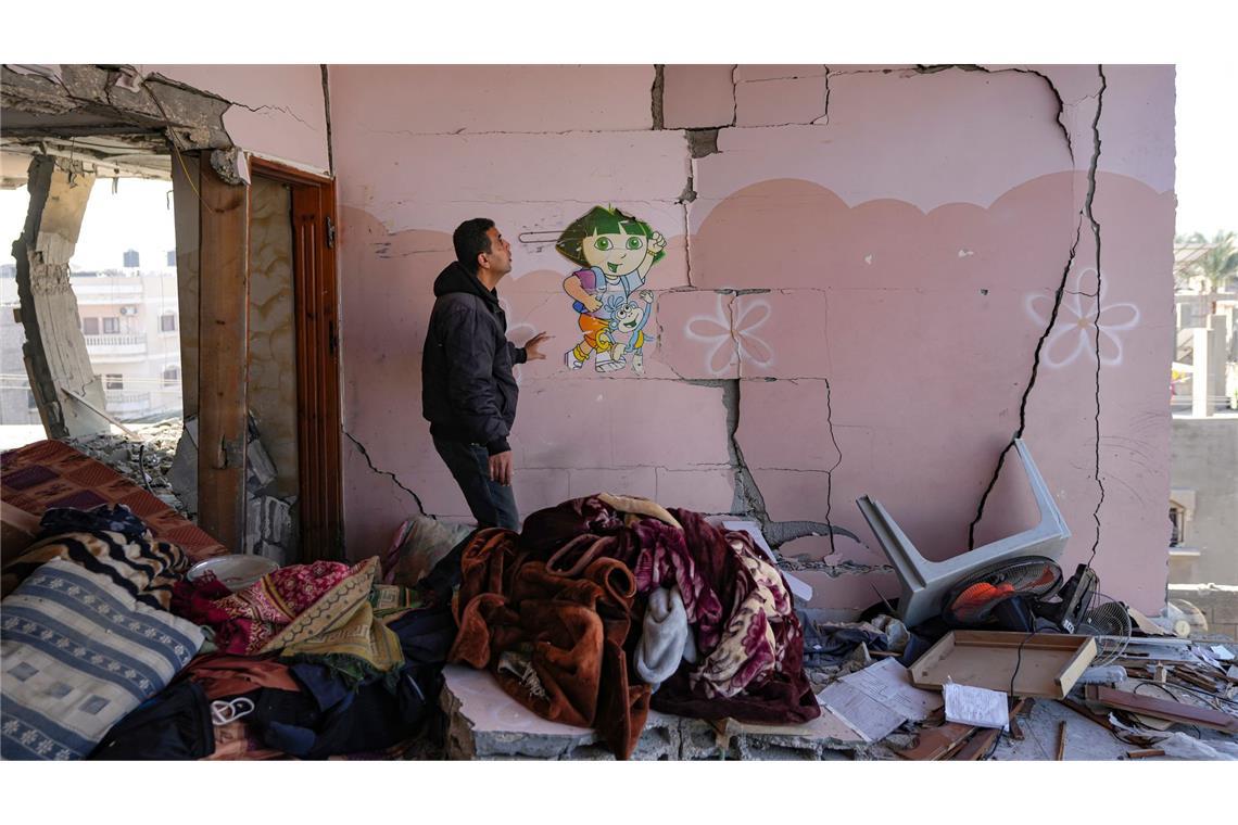 Bilder des Tages Ein Palästinenser betrachtet ein beschädigtes Wohnhaus nach einem israelischen Angriff auf den Gazastreifen.