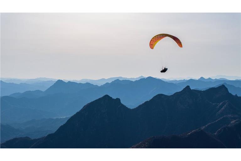 Ein Paragleiter fliegt über den Jiankou Great Wall in China (Symbolfoto).