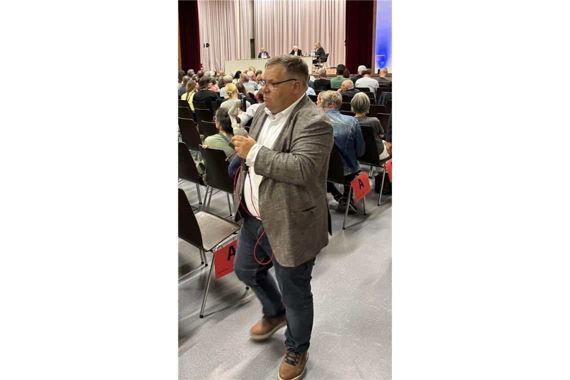 Liveticker: Streitgespräch beendet – außer einigen Rangeleien blieb es friedlich Ein Parteifreund eines AfD-Streamers filmt die Veranstaltung. Zwar wurde der Betreiber des szenebekannten Kanals am Eingang abgewiesen, weil er nicht akkreditiert war. Jedoch konnte er seine Kamera a den Parteifreund weitergeben, der offenbar bisher unbemerkt filmt.
