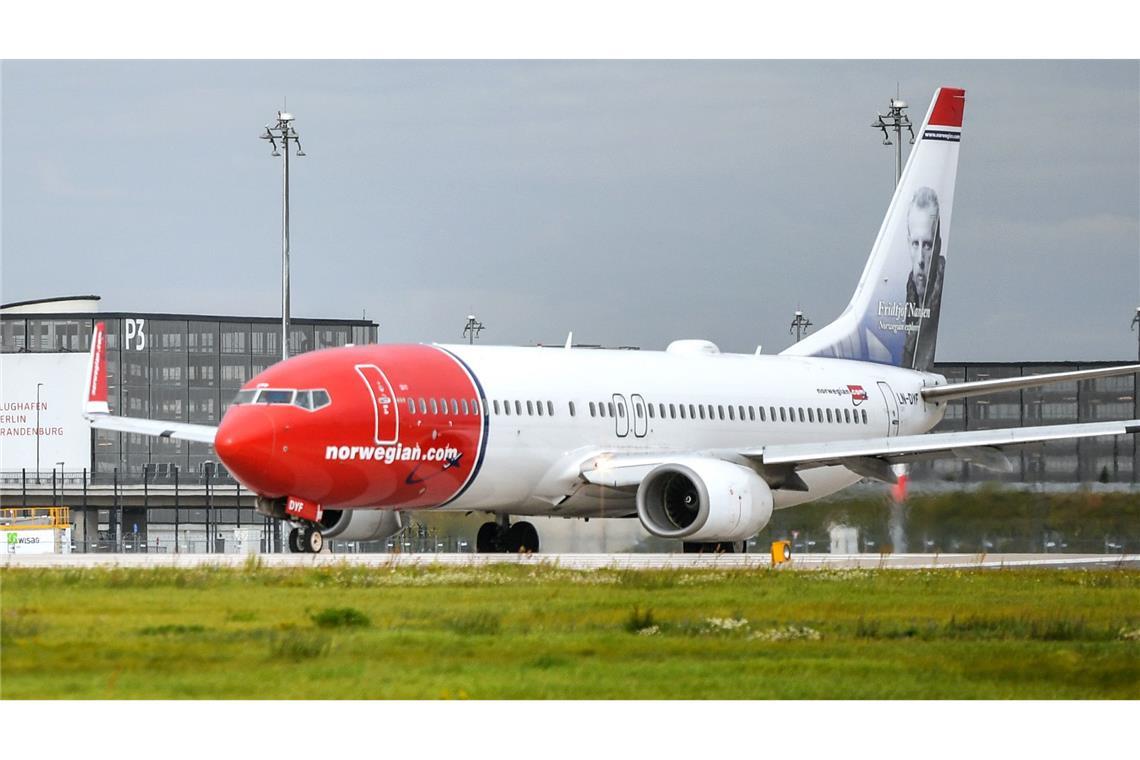 Drohnen in Norwegen gesichtet – Flüge umgeleitet Ein Passagierflugzeug der norwegischen Fluggesellschaft Norwegian Air startet am Berlin Brandenburg Airport Willy Brandt (Archivbild).