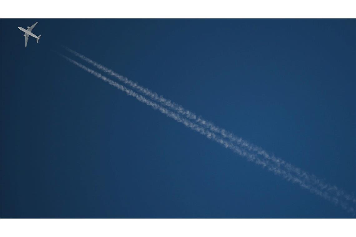 1,5 Grad sind übertroffen - ist das 1,5-Grad-Ziel verfehlt? Ein Passagierflugzeug hinterlässt beim Flug CO2 und Kondensstreifen. (Archivbild)