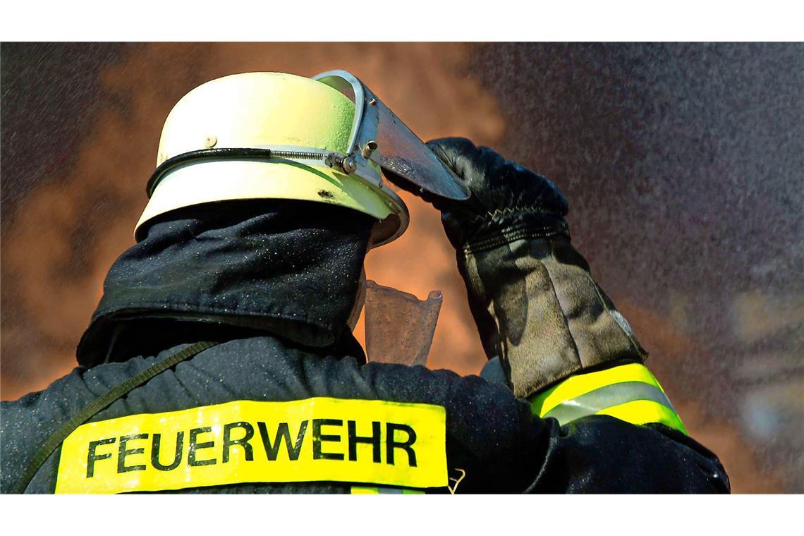 Ein Passant hat Rauch am Dachstuhl des Gebäudes entdeckt und die Einsatzkräfte alarmiert (Symbolbild).