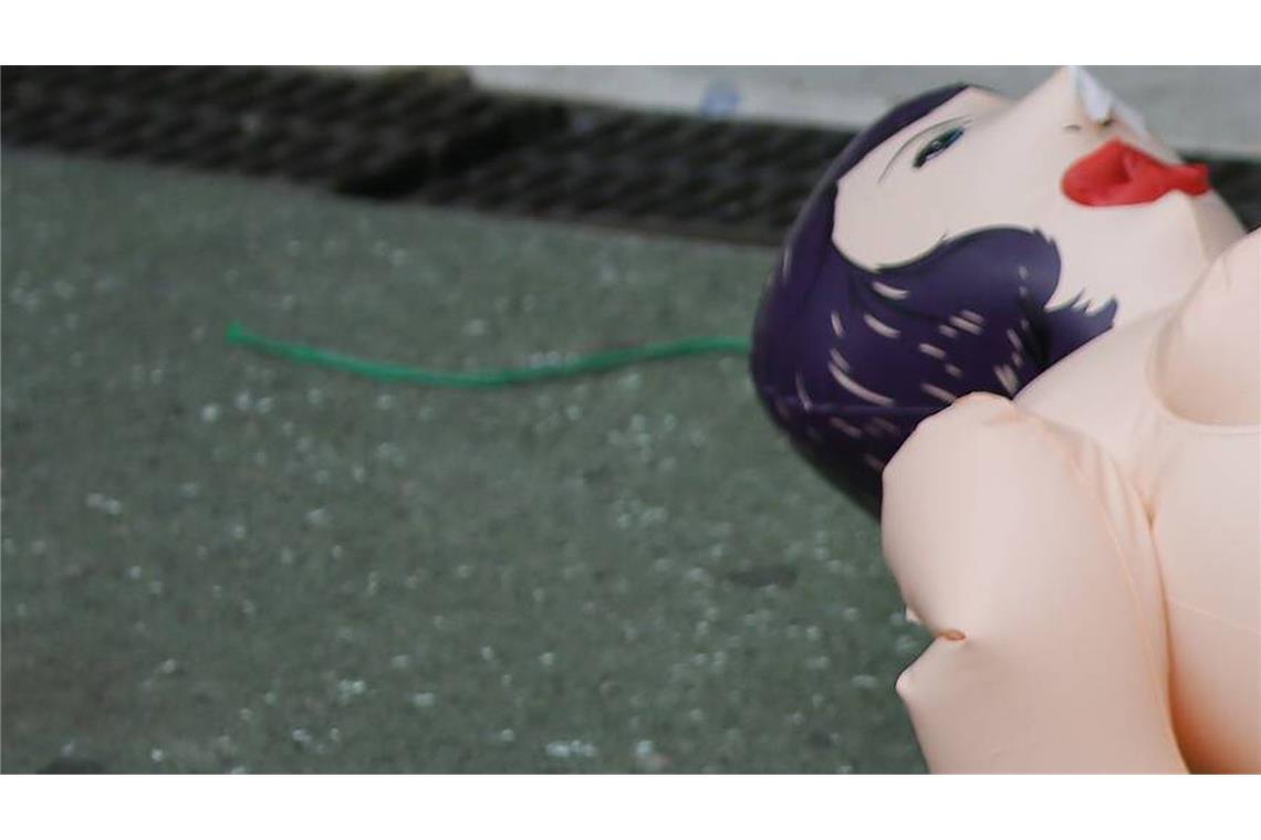 Vermeintliche Leiche entpuppt sich als Sexpuppe Ein Passant in Rostock hat eine Sexpuppe mit einer Leiche verwechselt (Symbolfoto).