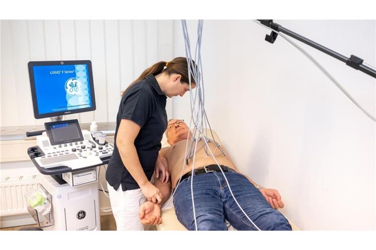 Ein Patient beim Ruhe-EKG. Die Leistungen von privater und gesetzlicher Krankenversicherung sind ähnlicher als manchmal angenommen. Dennoch führt das Nebeneinander zu Fehlanreizen.