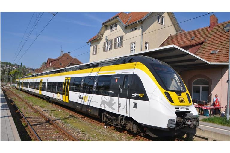Ein Pedelec-Fahrer will einen unbeschrankten Bahnübergang überqueren, als sich ein Regionalzug nähert (Symbolbild).