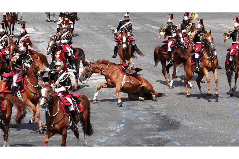 Ein Pferd rutscht während der Parade zum französischen Nationalfeiertag in Paris aus. Der 14. Juli erinnert an den Sturm auf die Bastille 1789.
