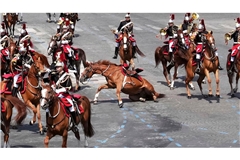 Ein Pferd rutscht während der Parade zum französischen Nationalfeiertag in Paris aus. Der 14. Juli erinnert an den Sturm auf die Bastille 1789.