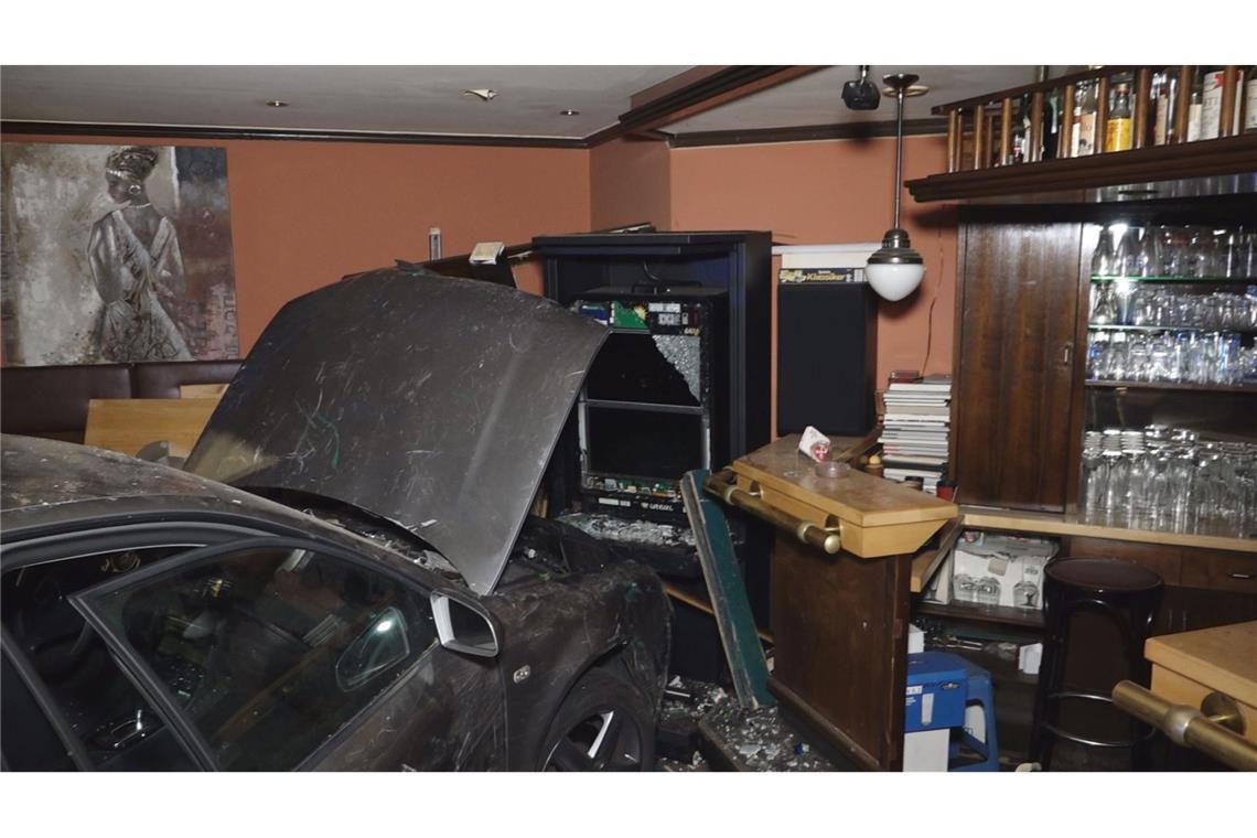 Ein PKW steht nach einem Unfall vor einer Kneipen-Bar.