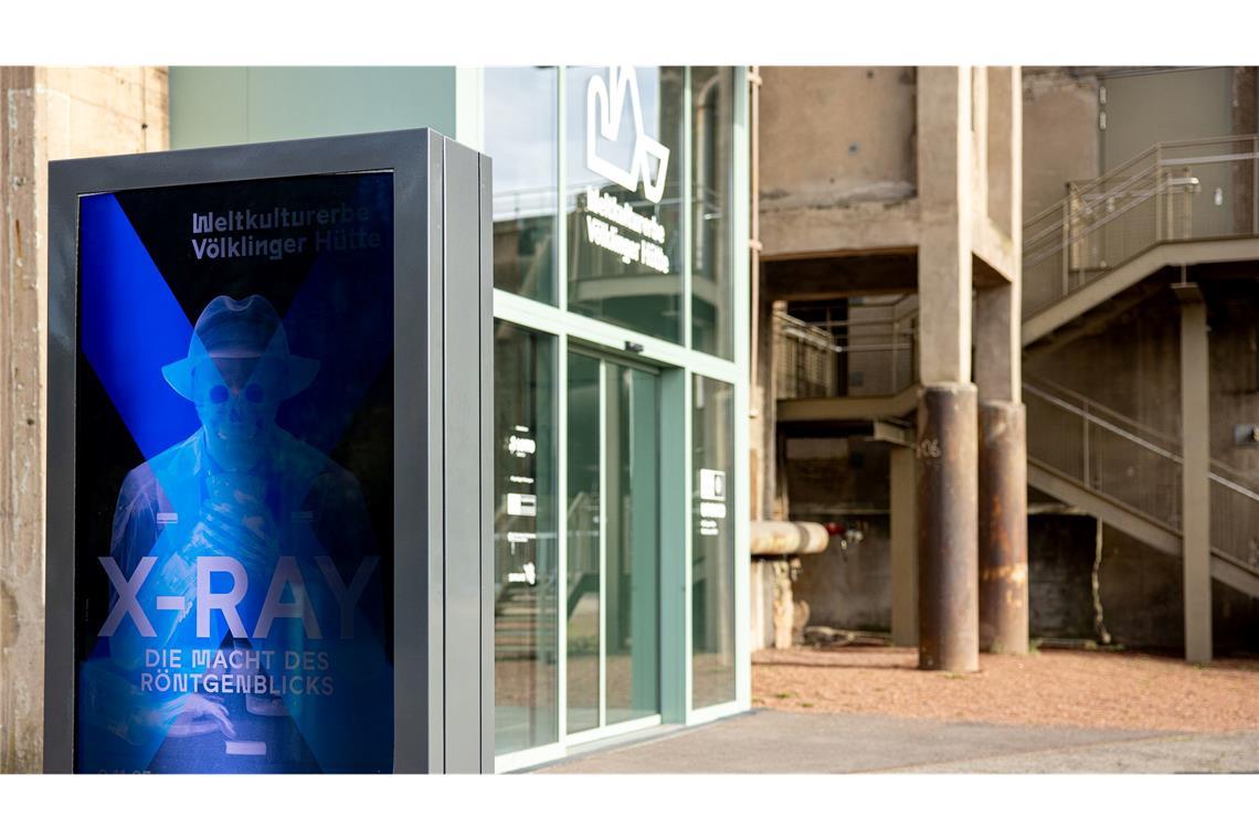 Ein Plakat wirbt für die Ausstellung in der Völklinger Hütte.