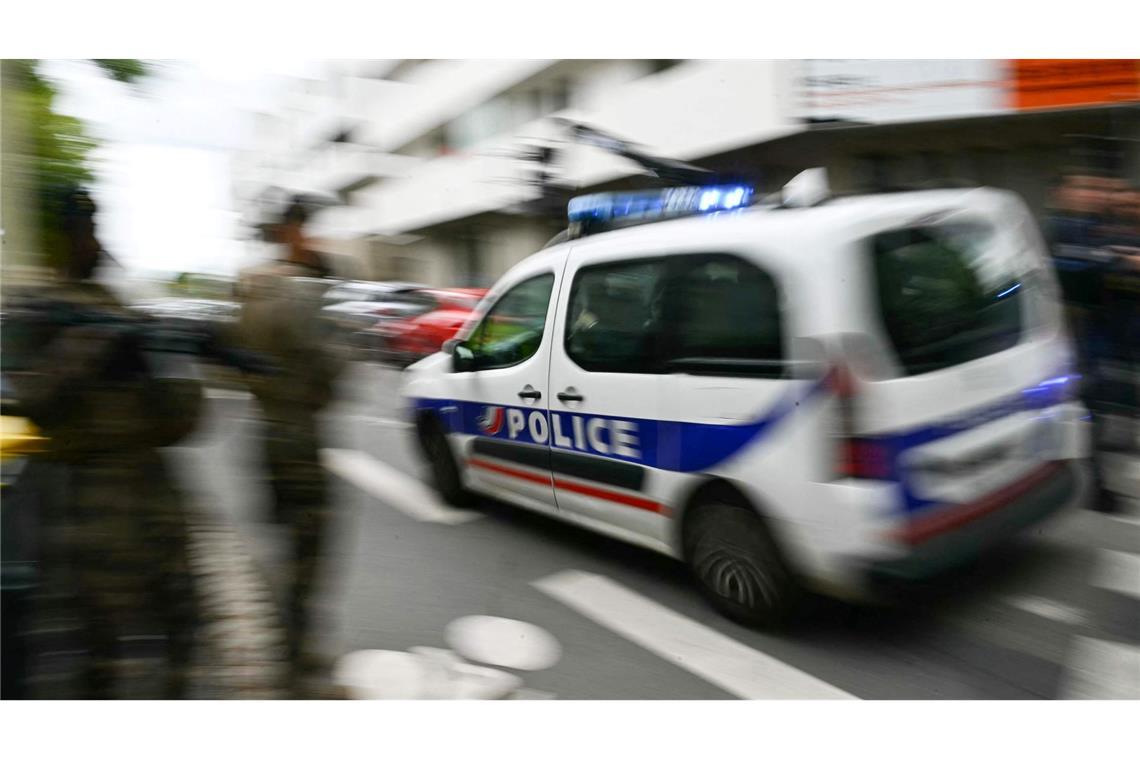 Nantes: Eine Tote und Verletzte bei Messerangriff in Schule Ein Polizeiauto fährt zur Schule.