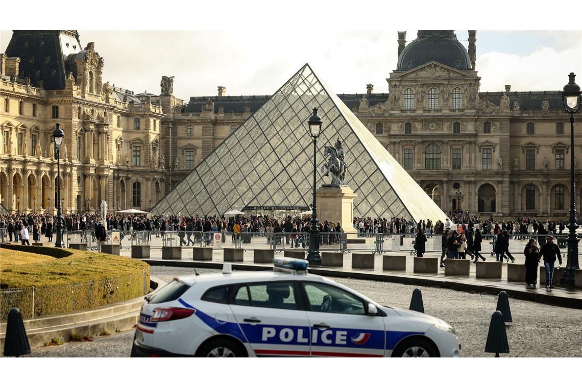 Ein Polizeiauto parkt im Hof des Louvre. Eine Woche nach dem spektakulären Kunstraub im Pariser Louvre hat es zwei Festnahmen gegeben.