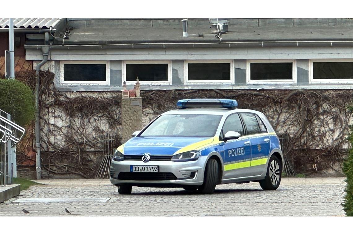 Schüler aus Görlitz zeigen in Auschwitz rechtsextreme Geste Ein Polizeiauto steht an einer Oberschule. Bei einem Besuch der KZ-Gedenkstätte Auschwitz-Birkenau haben vier Oberschüler aus Görlitz eine rechtsextreme Geste gezeigt (Archivfoto).