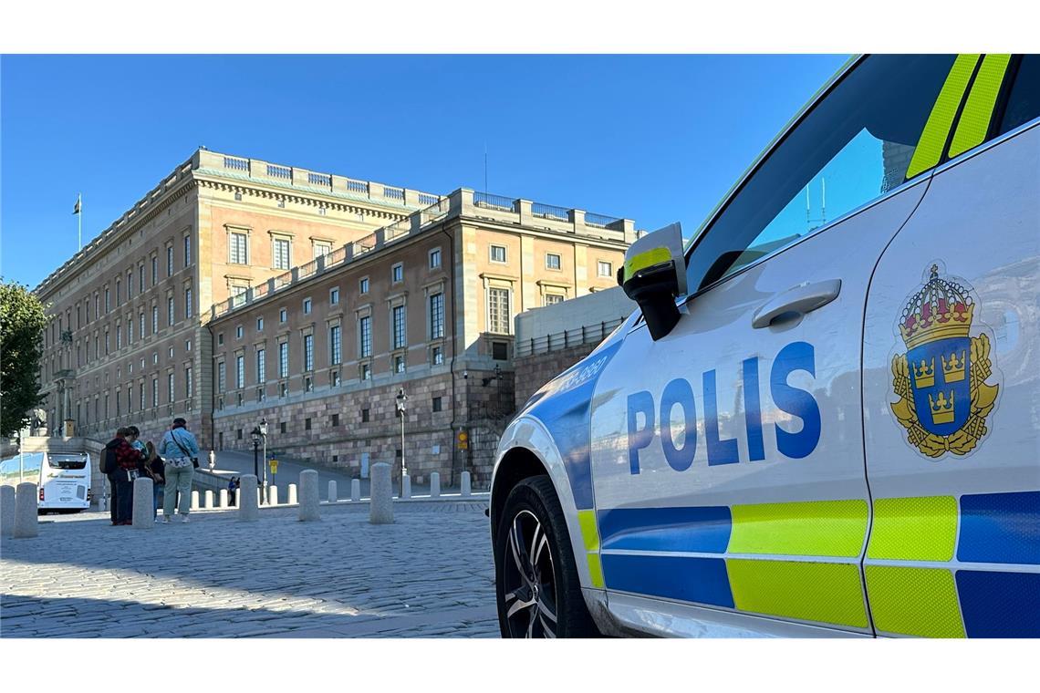 Ein Polizeiauto steht im Herzen von Stockholm vor dem Königsschloss. Nicht weit von dem Schloss entfernt befindet sich auch der Park Kungsträdgården. (Illustration)