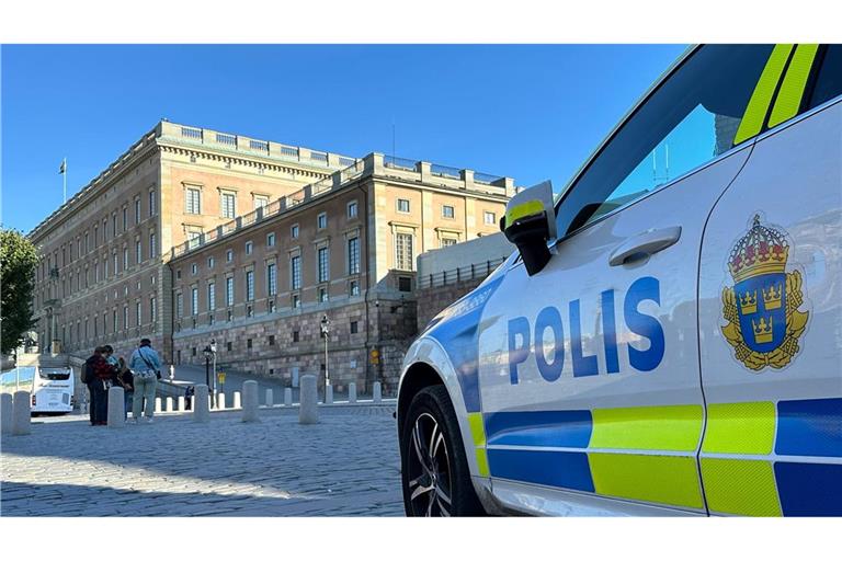 Ein Polizeiauto steht im Herzen von Stockholm vor dem Königsschloss. Nicht weit von dem Schloss entfernt befindet sich auch der Park Kungsträdgården. (Illustration)