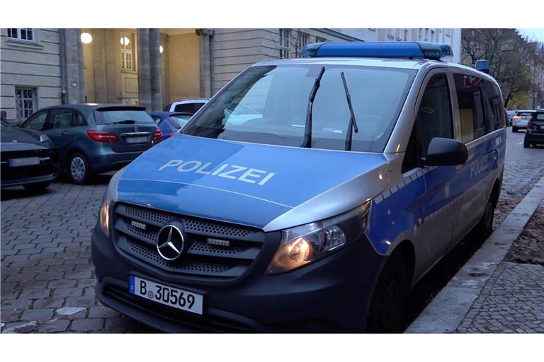 Ein Polizeiauto steht nach vermeintlichen Anschlagsandrohungen vor einer Berliner Schule.