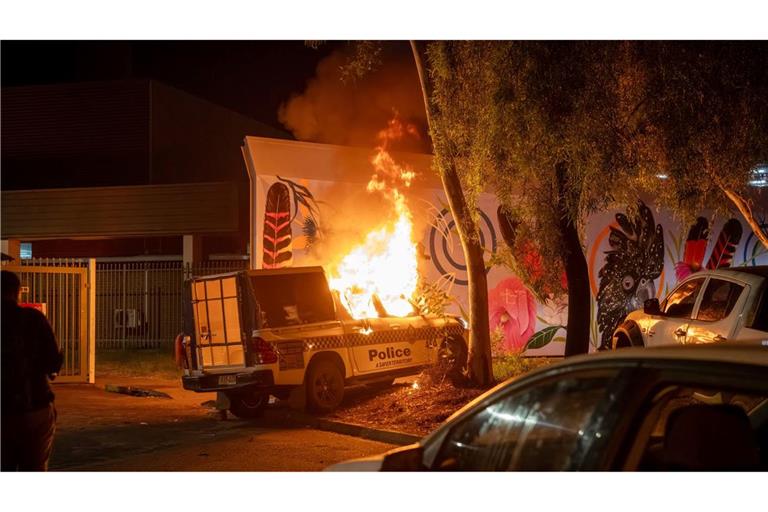 Ein Polizeifahrzeug brennt vor dem Krankenhaus in Alice Springs.