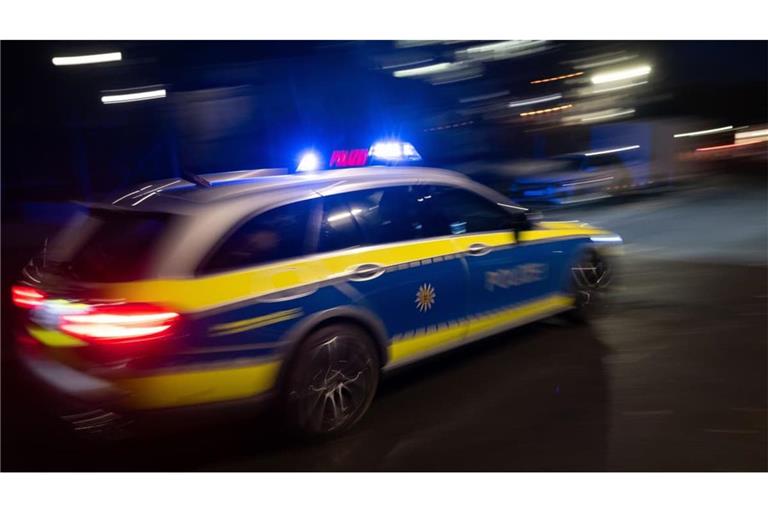 Ein Polizeifahrzeug fährt im Rahmen eines Fototermins mit Blaulicht an einem Gebäude vorbei (gestellte Szene, Langzeitblichtung mit Wischeffekt). (zu dpa: «Blutüberströmter Mann stoppt Auto nach Messerattacke»)