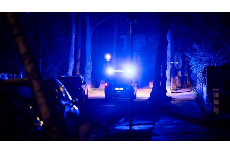 Ein Polizeifahrzeug fährt während eines Stromausfalls durch die Beskidenstraße im Berliner Ortsteil Nikolassee.