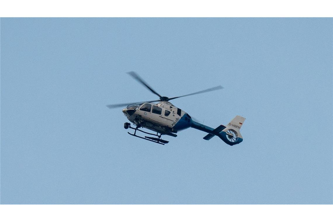 Todesschüsse auf Hochzeitsfeier - Verdächtiger stellt sich Ein Polizeihubschrauber fliegt über den Ortsrand in Parsberg.