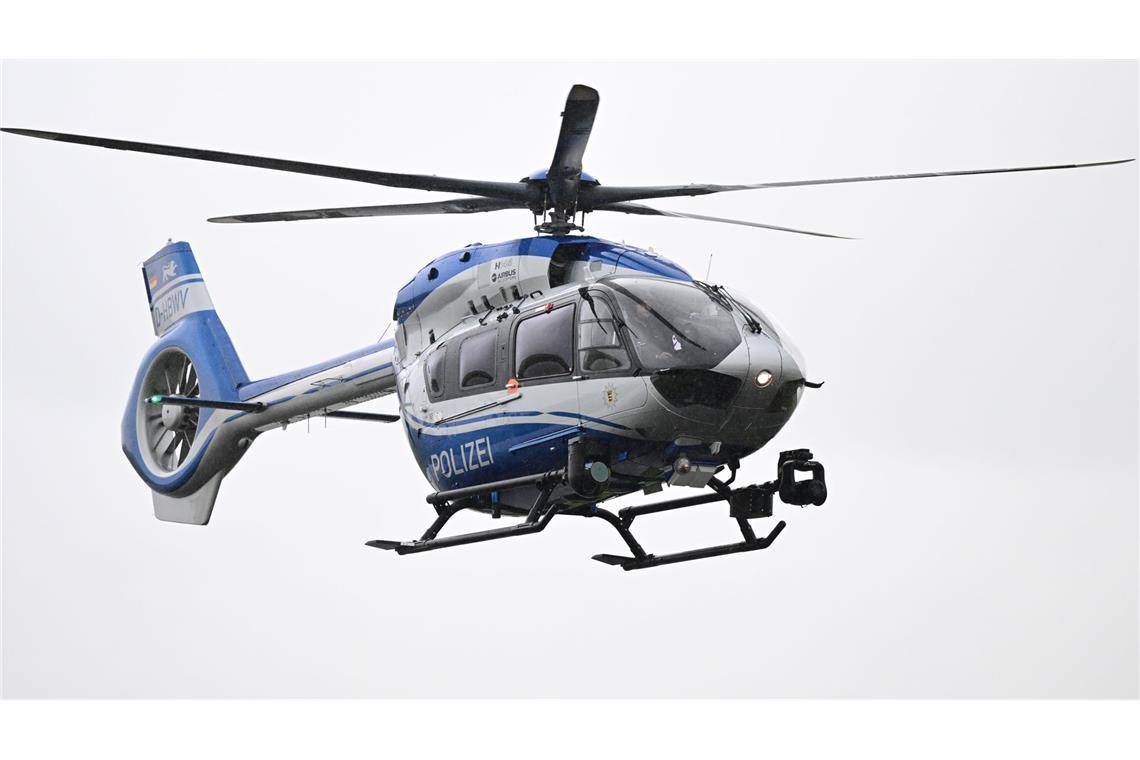 Mann stürzt an Burgruine ab und stirbt im Krankenhaus Ein Polizeihubschrauber suchte nach dem Mann (Symbolbild).