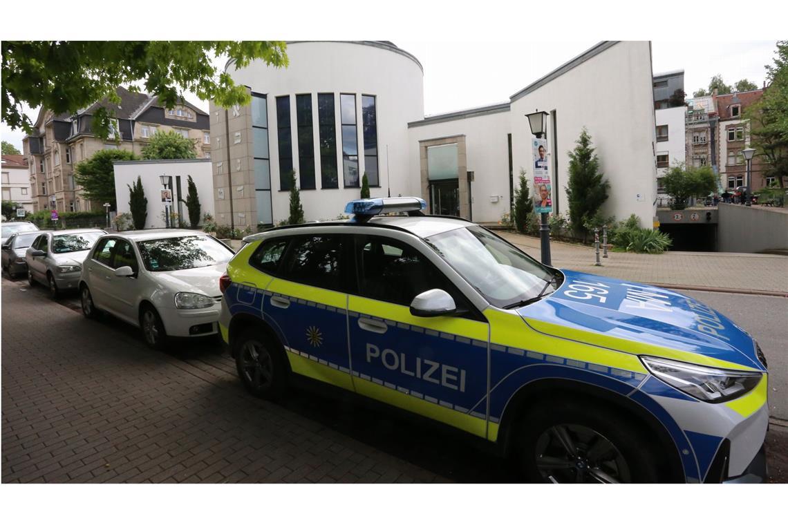 Anschlagsplan auf Synagoge? Geständnisse erwartet Ein Polizeiwagen steht vor der Neuen Synagoge in Heidelberg. Weil sie einen Anschlag auf die Synagoge in Heidelberg geplant haben sollen, hat die Staatsanwaltschaft gegen drei Männer Anklage erhoben.